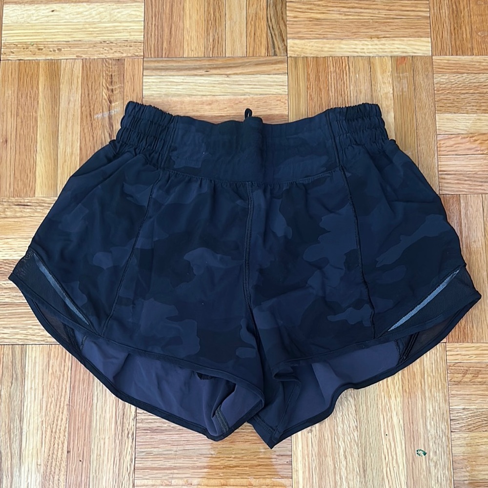 Lululemon 2.5” Black Camo High Rise Hotty Hot Shorts